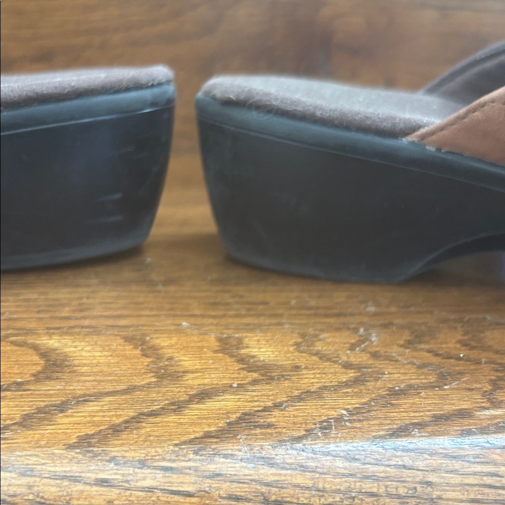 Clarks Soft leather, 2 inch clogs : super comfortable, condition used - Picture 8 of 8